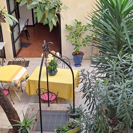 Bed and Breakfast Sous Le Neflier Nîmes Exterior foto