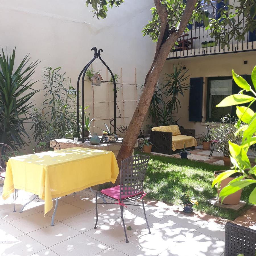 Bed and Breakfast Sous Le Neflier Nîmes Exterior foto